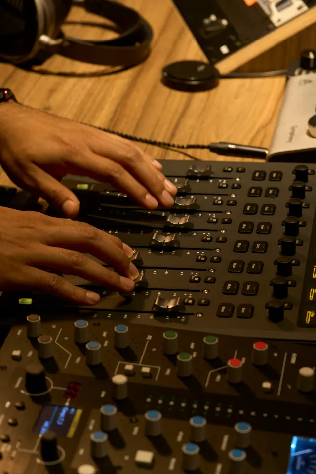 Las manos trabajando sobre los controles