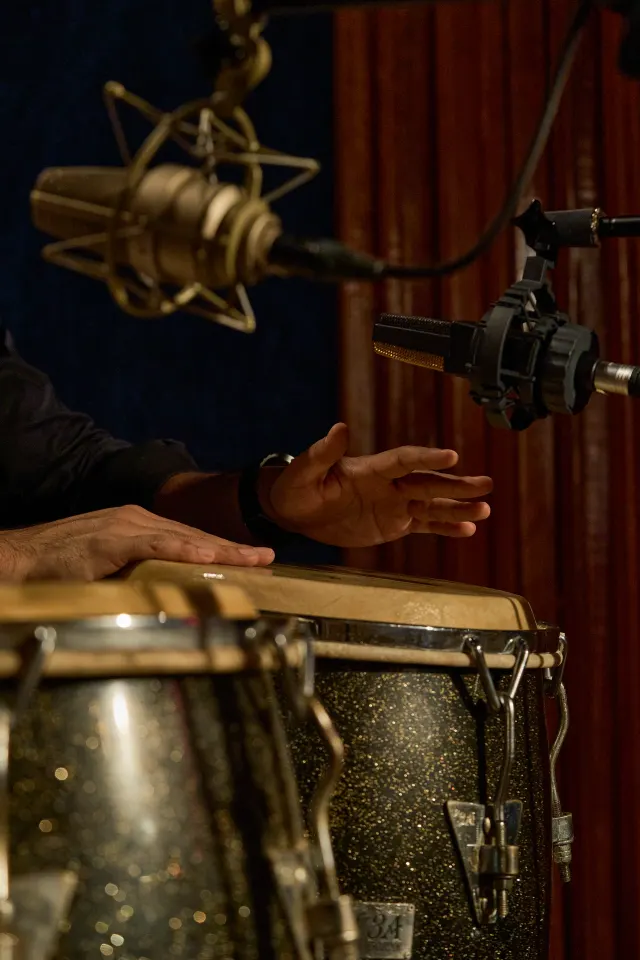 Unas manos tocando las congas