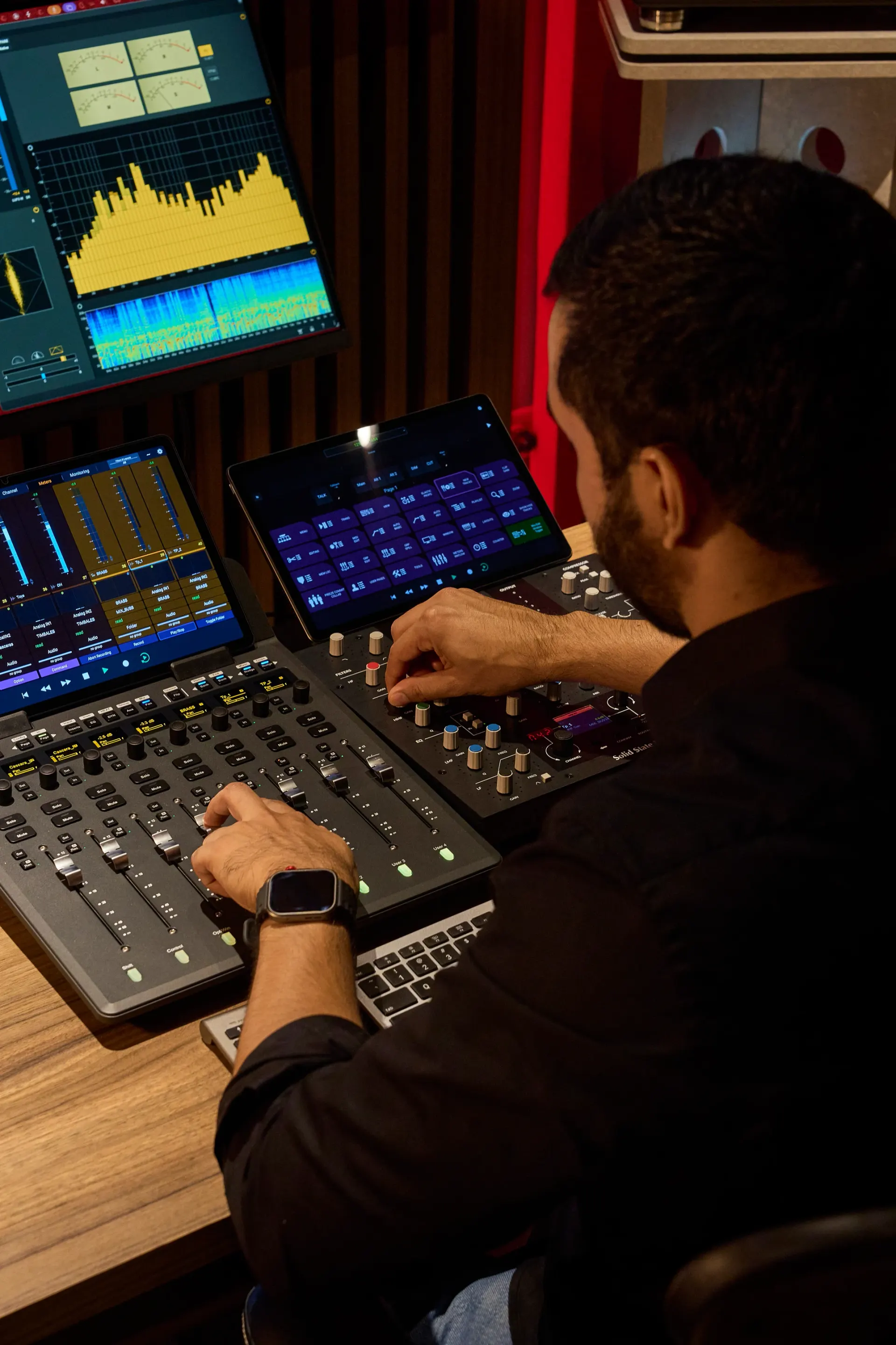 Un ingeniero trabajando en la superficie de control de Sonnet Sound Studio