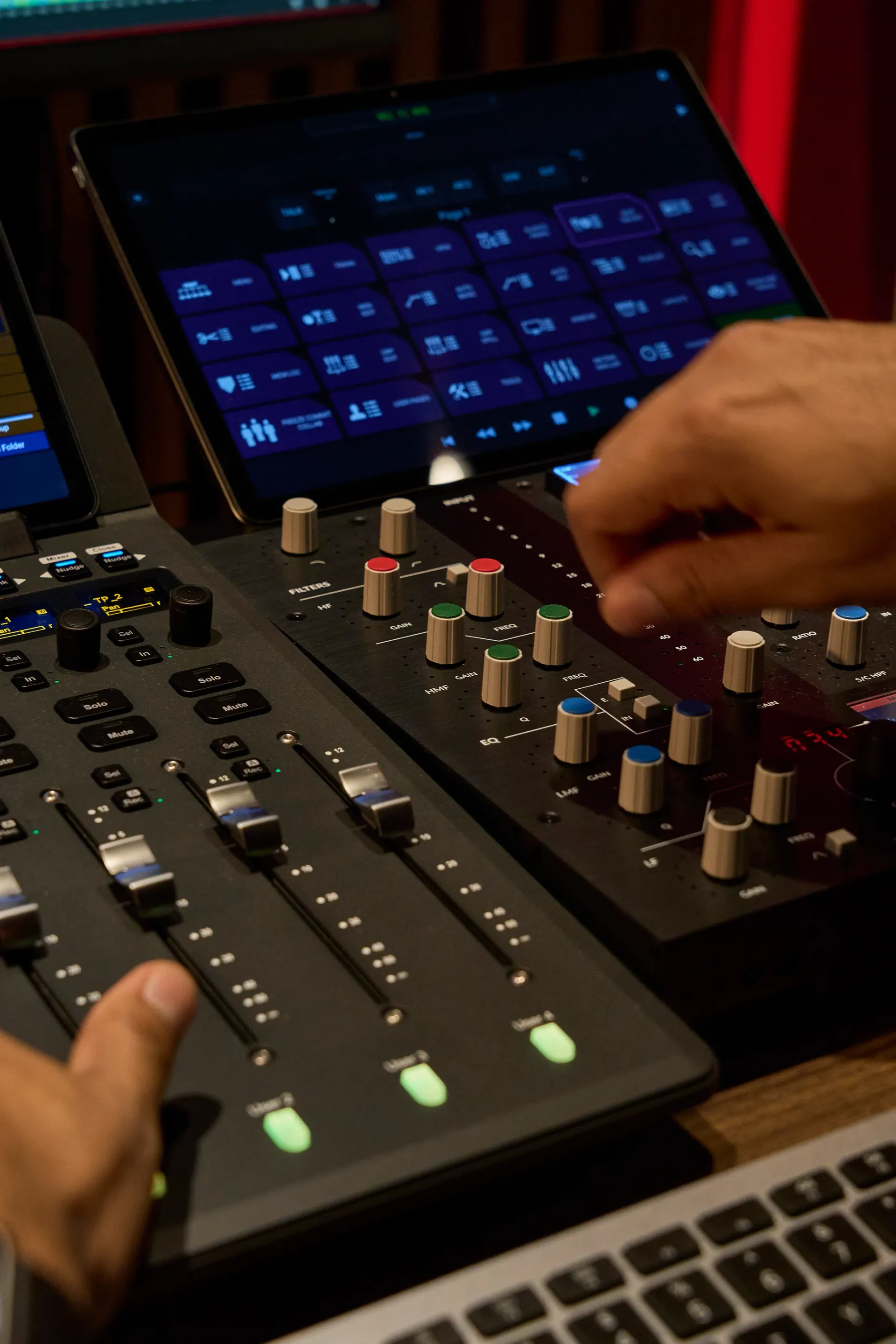 Unas manos sobre la superficie de control