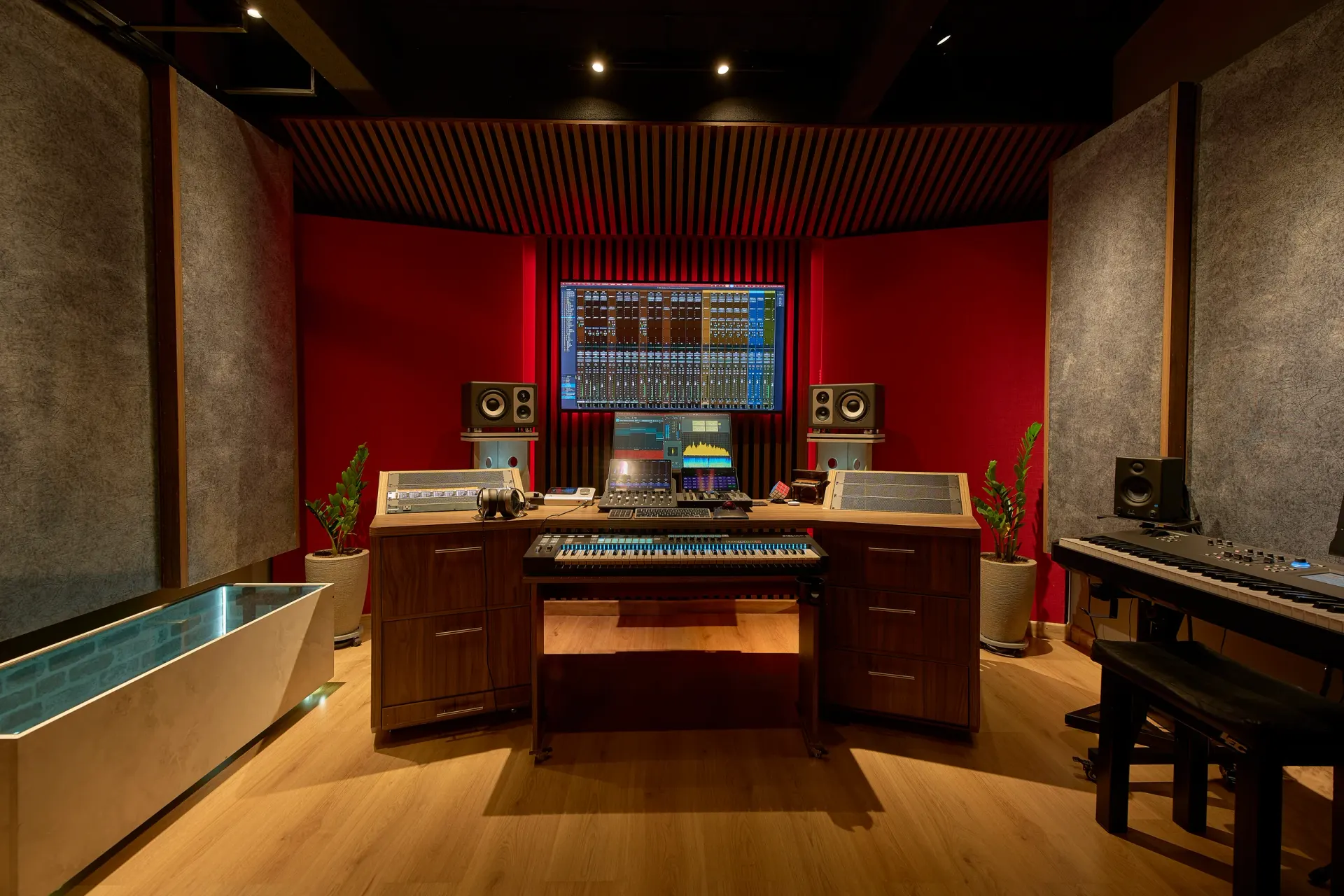 La sala de control de Sonnet Sound Studio, con su consola y sistema de monitoreo