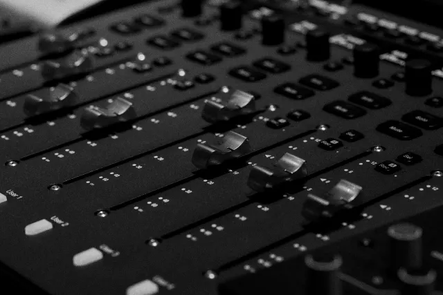 Los faders de la consola en blanco y negro