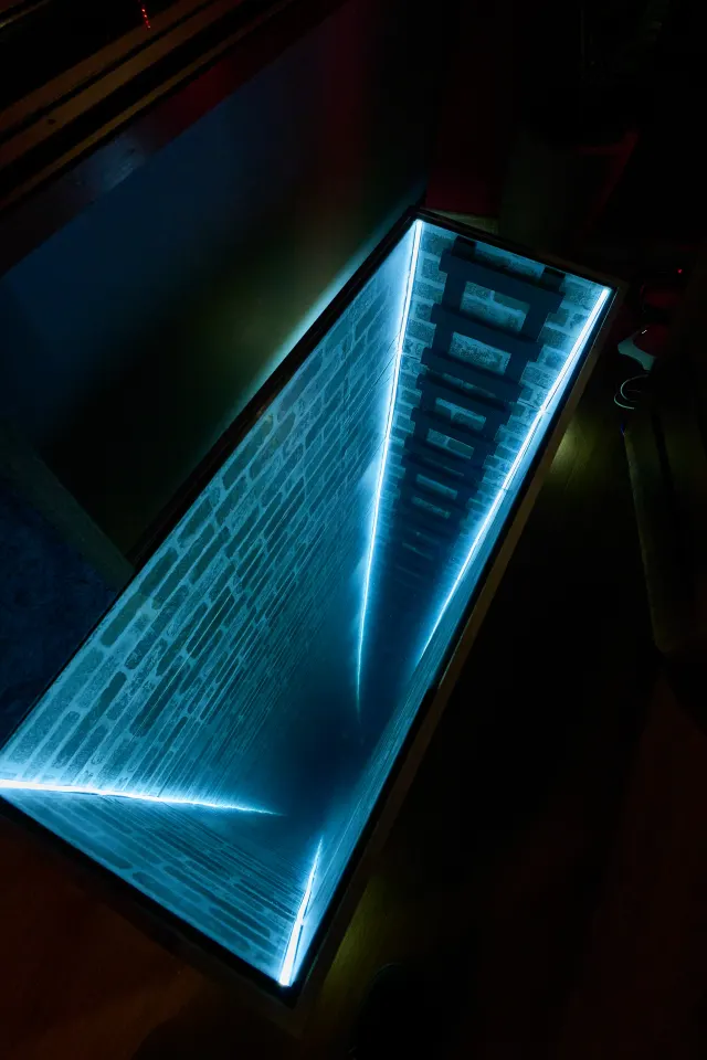 La mesa infinita iluminada de azul
