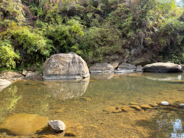 Una piedra grande en medio del río