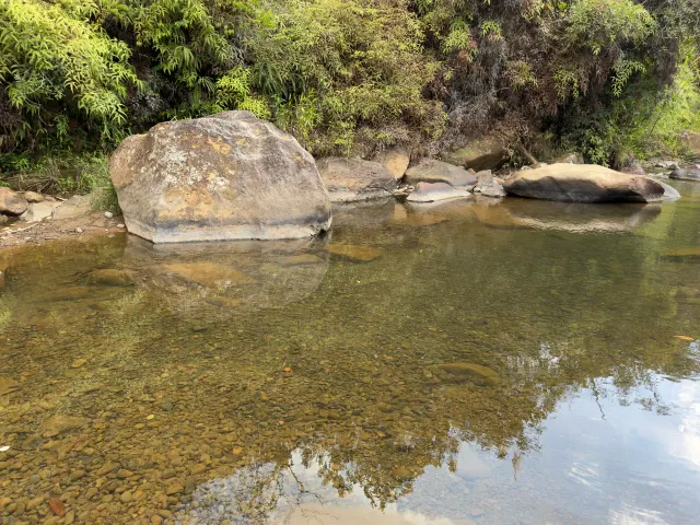 Piedras asomando en el lecho del río