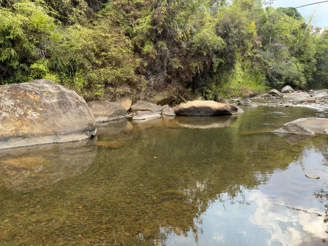 El río entre sus dos orillas