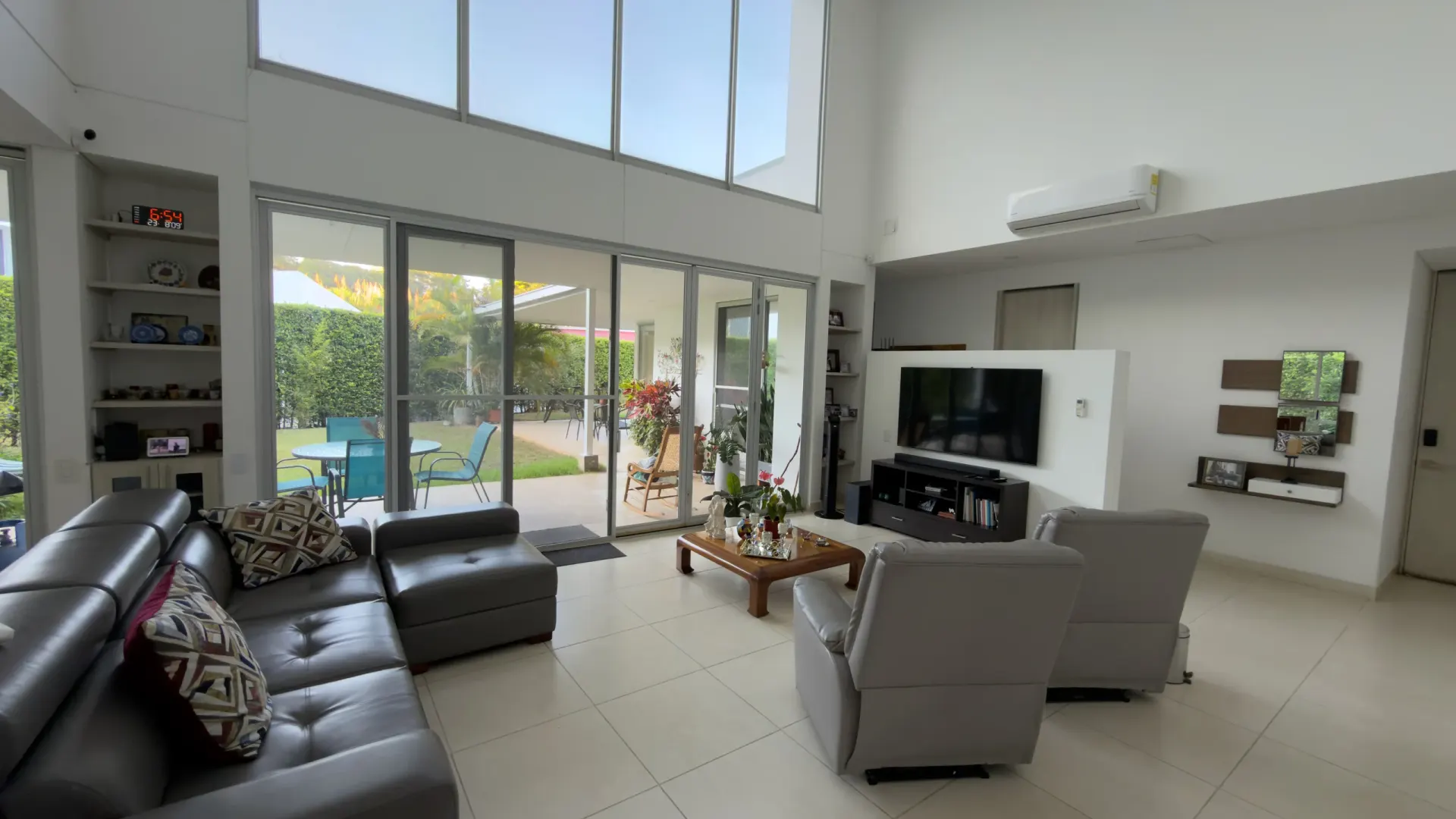 La sala de la casa del terreno