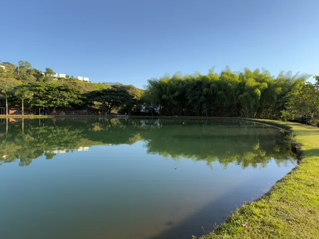 El lago en calma al final del día