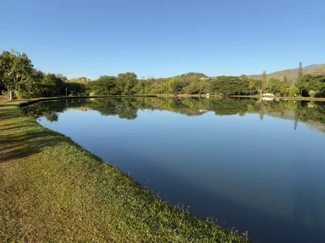 El lago completamente quieto