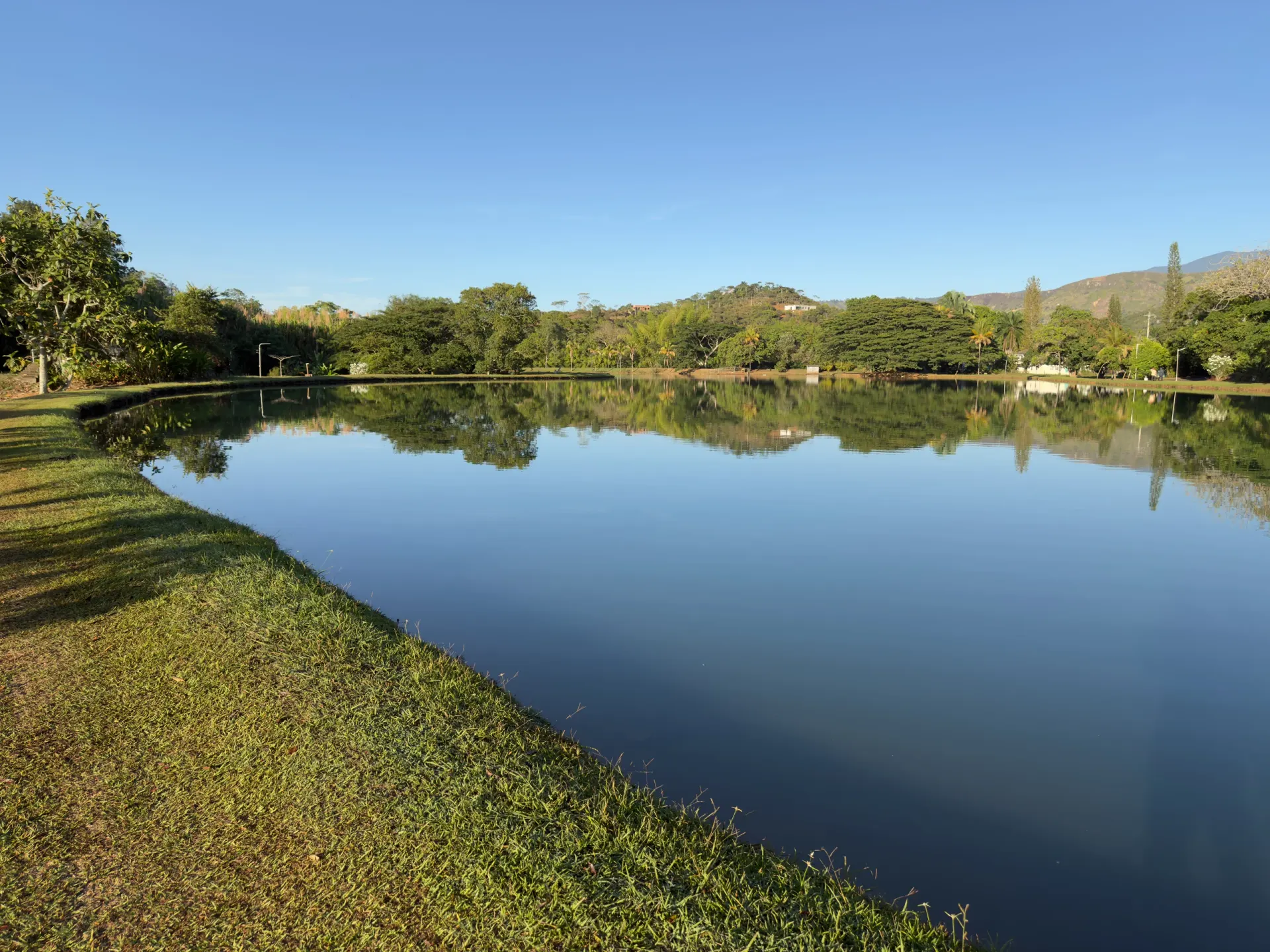 El lago completamente quieto