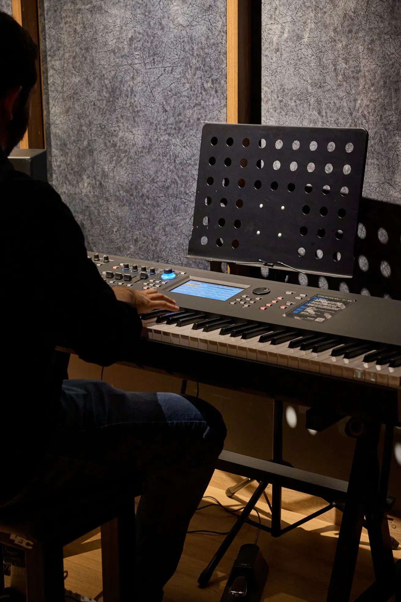 Un músico trabajando en el piano de Sonnet Sound Studio