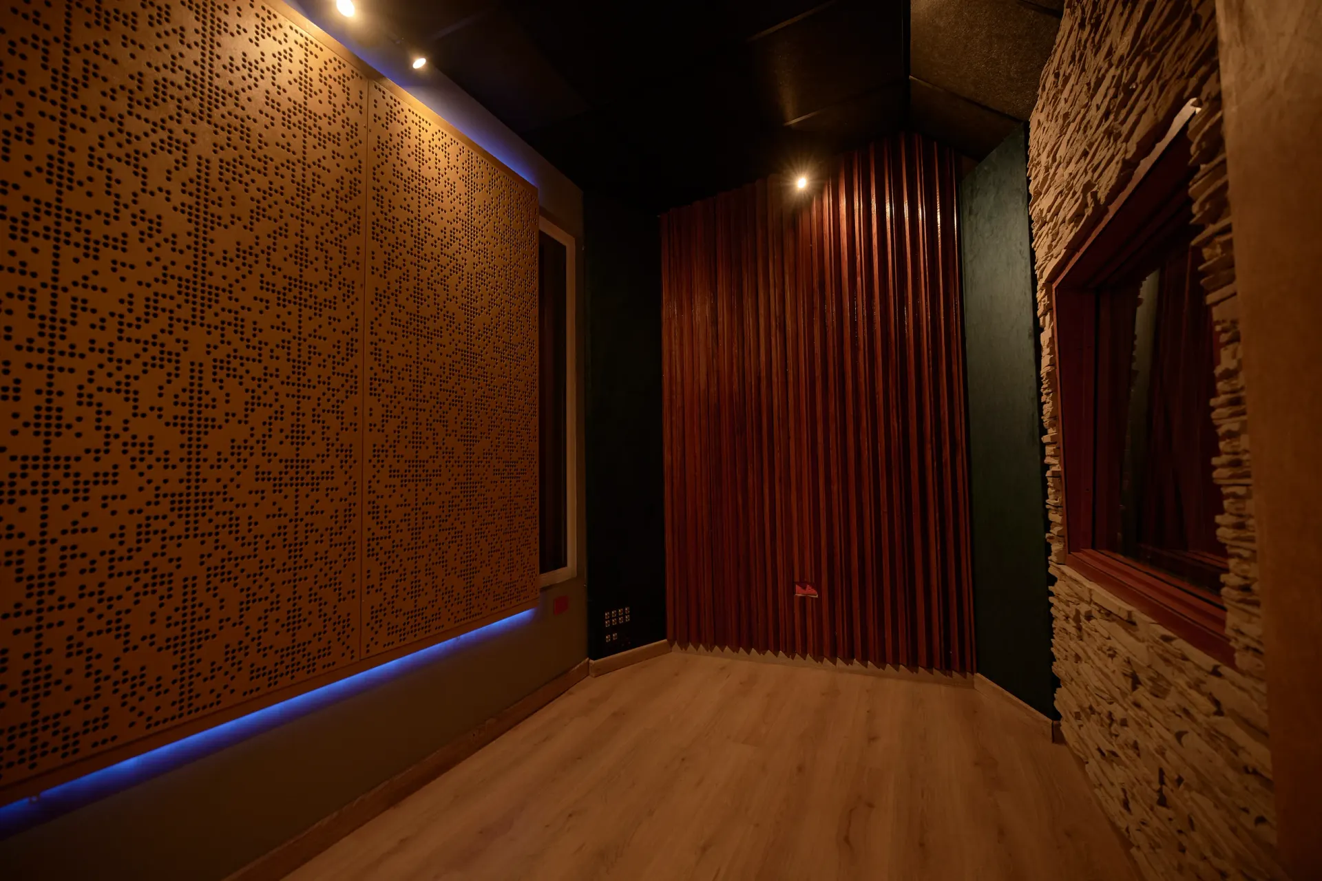 La sala de grabación con su luz azul encendida
