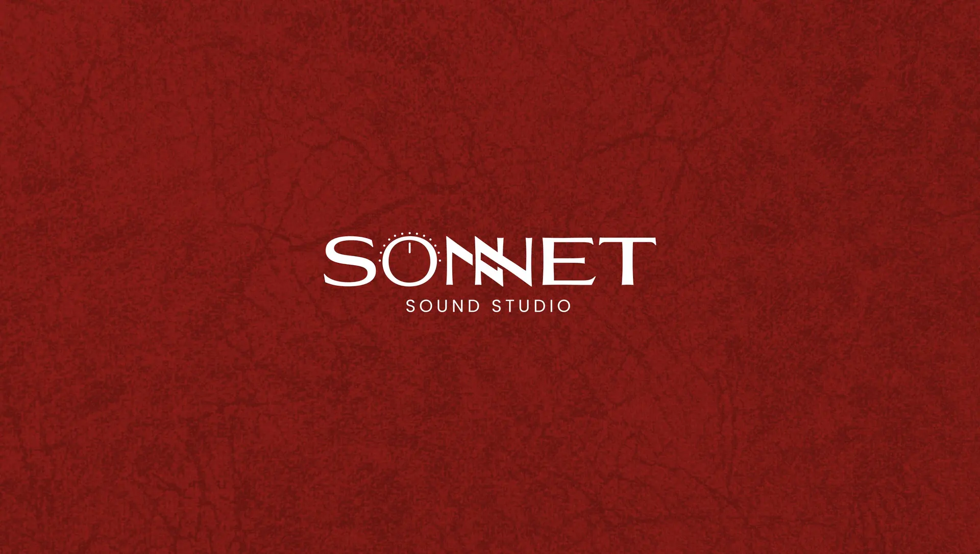 El logo de Sonnet Sound Studio sobre el muro rojo del estudio