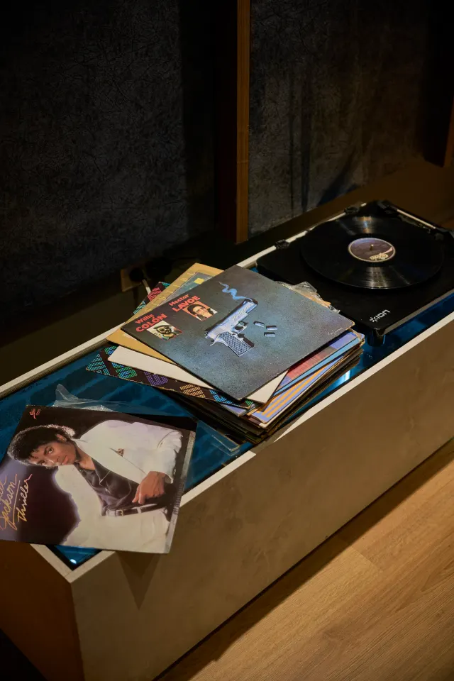 El tocadiscos y los vinilos del estudio